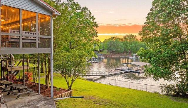 Sleeps 20! Luxe Family Lakehouse! No Steps to Water! EZ Access, Slide, Fast Wifi