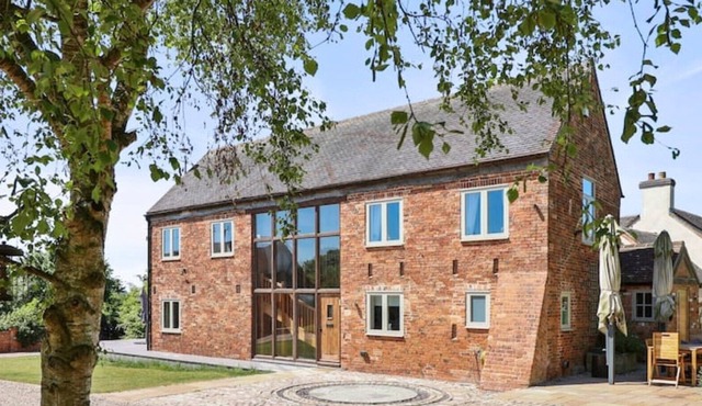 Sleeps 20 - Luxury barn conversion (with hot tub)