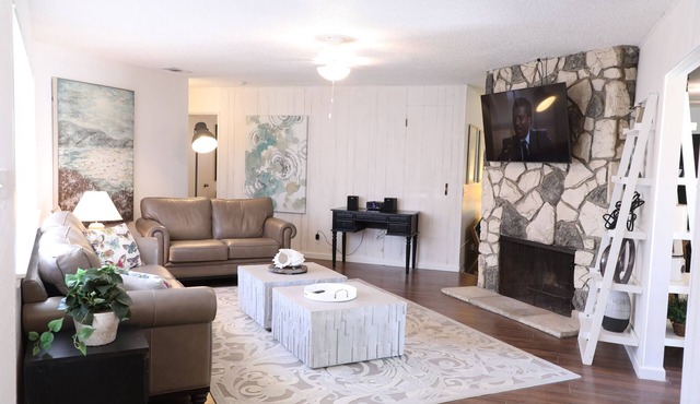 Sleeps 20! Near Bulldog Stadium!