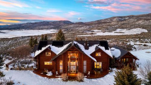 Sleeps 20 Secluded 7BDR Retreat on 71 Priv Acres Elkstone Lodge by AvantStay