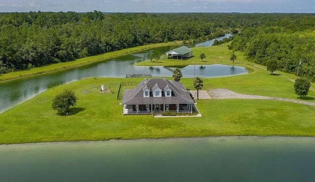 Sleeps 20. Spacious 7-bedroom house in Callahan just 15 min from Jax airport.