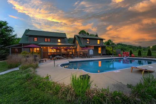 Sleeps 20 Sport Court Pool Hot Tub Playground