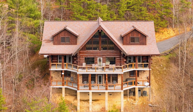 Sleeps 21 Luxury Cabin w/Panoramic View, Hot Tub, Game Room | Pinnacle Chalet