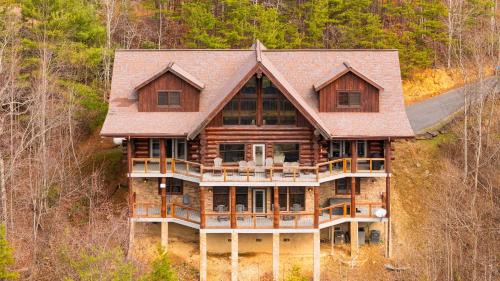 Sleeps 21 Luxury Cabin w Panoramic View Hot Tub Game Room Pinnacle Chalet