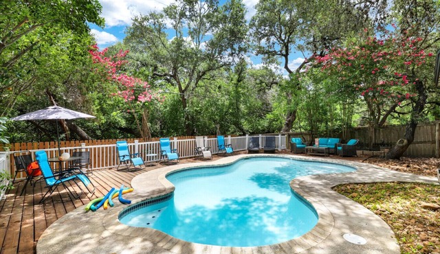 Sleeps 21! Private Oasis in the City