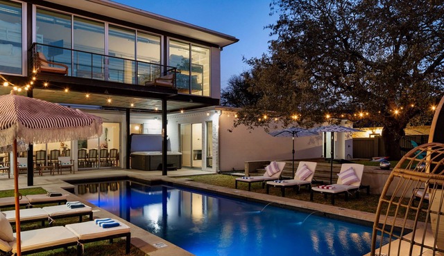 Sleeps 22+ - 15min ATX & Lake - Theater, Arcade, Sauna, Pool