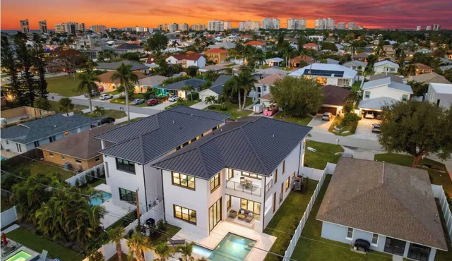 Sleeps 22+, 2 Homes -Entire Property, 2 Pools