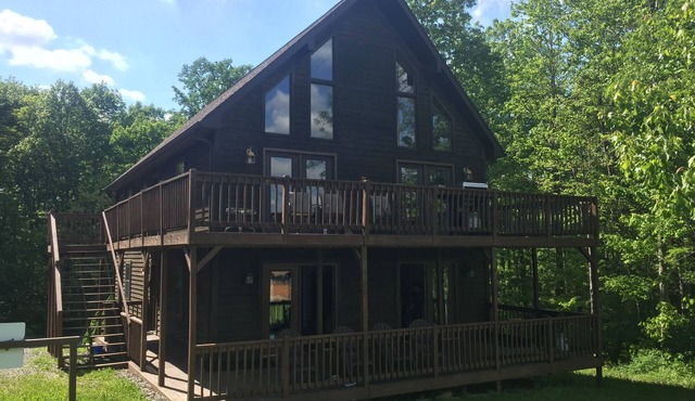 Sleeps 22. Affordable Cabin 30 minutes to New River Gorge Rafting & Climbing