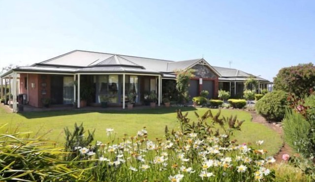 Sleeps 22 guests, two fully-equipped wings. a traditional , comfortable vibe