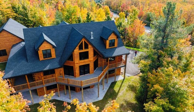 Sleeps 22. Minutes from Nubs Nob & Highlands & golf courses! Spacious & Private