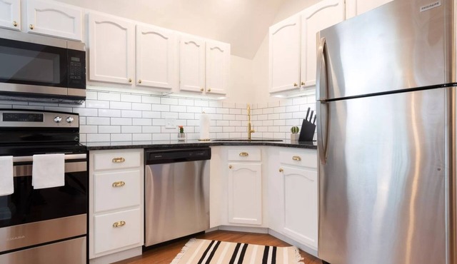 (SLEEPS 22) Renovated Victorian: 5 Min to Downtown & 40 Min to Ark Encounter