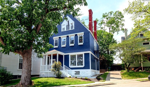 (Sleeps 22) Renovated House 5 Minutes to Downtown