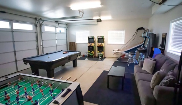 Sleeps 22! Two Houses! Game Rooms!