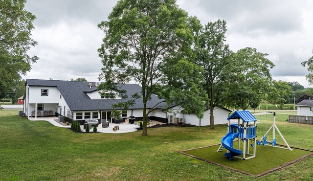 Sleeps 23, 10 Bedrooms, Indoor pickleball, Amish Country