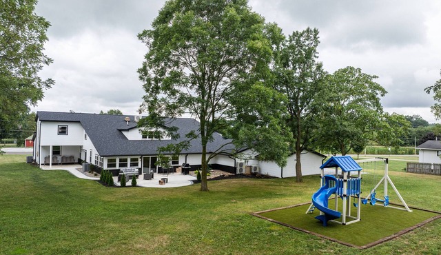 Sleeps 23, 10 Bedrooms, Indoor pickleball, Amish Country