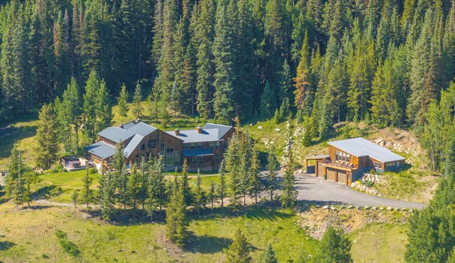 Sleeps 23, 8 BR w/full bath, majestic views on 35 acres, walk to town