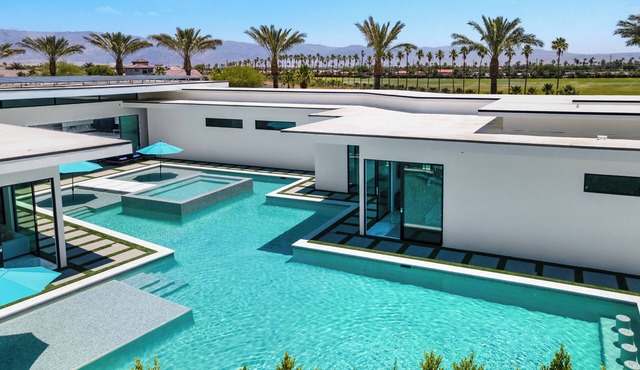 Sleeps 23 | Pool, Hot Tub, & Putting Green | Minutes to Golf | Bravo Villa #7