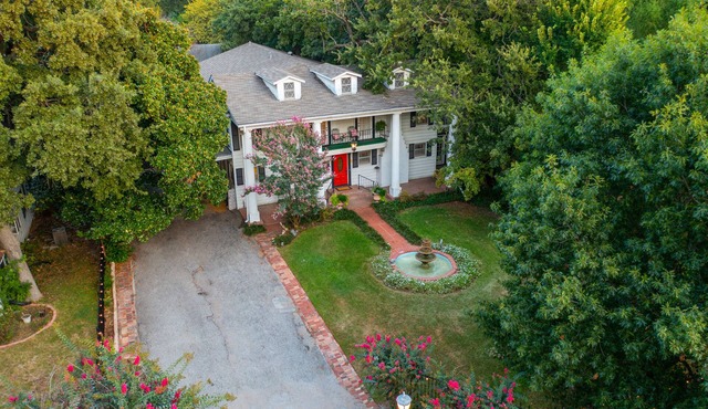 sleeps 24–7 bedroom, 5.5 bath, King beds, central location