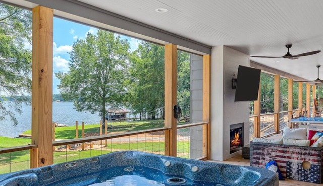 Sleeps 24, HGTV Quality, Private Cul-de-sac Lakehouse on Lake Claiborne