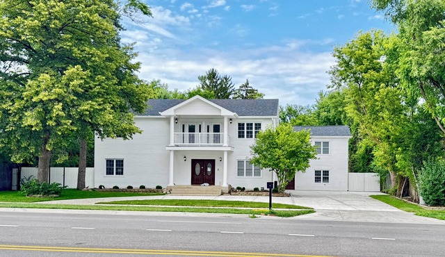 Sleeps 24+ Luxury house Near Chicago 12 king beds