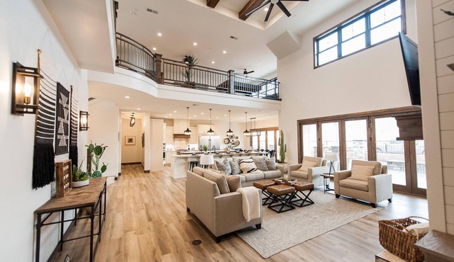Sleeps 24 | New | Amazing Kitchen | Pool | Lazy River | Mini Golf