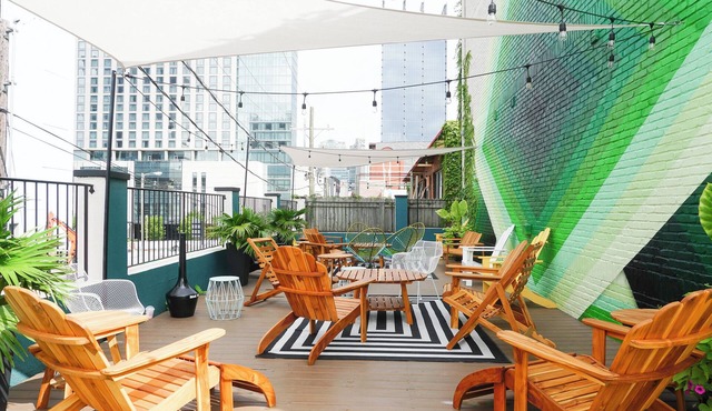 Sleeps 24 | SoBro Retreat Steps from Live Music & Dining – by AvantStay