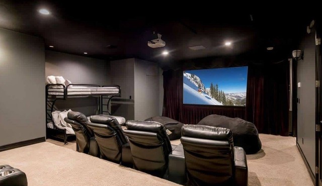 Sleeps 25 A+Location*Pets *Theater *Hot tub *Games