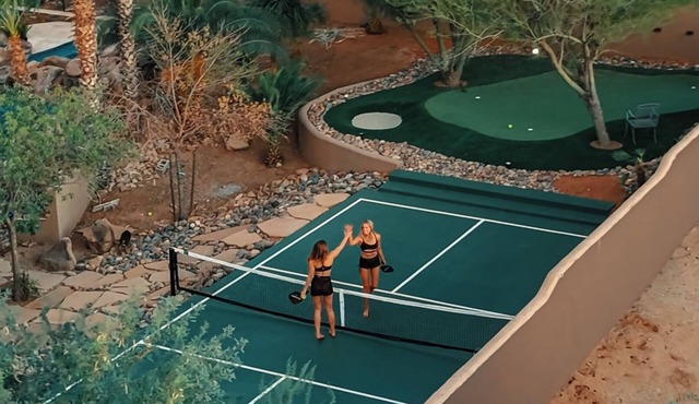 Sleeps 25 Heated Pool and Spa Pickleball Court