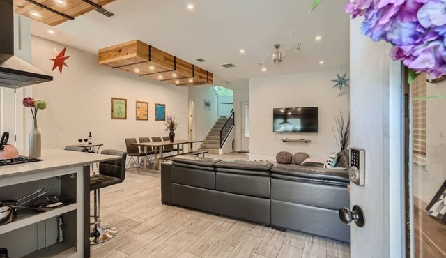 Sleeps 25 Pet Friendly W/Exercise Pool Mins to DT!