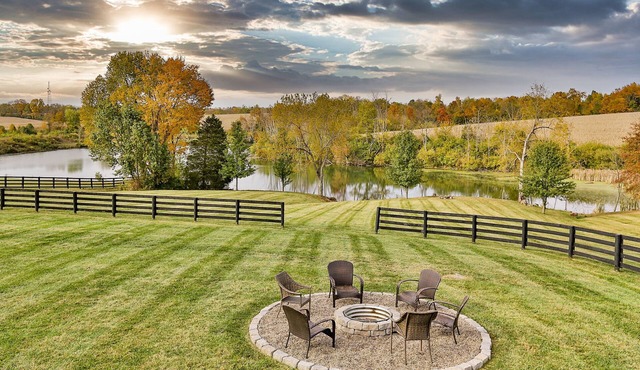 Sleeps 26, Hot Tub, Sauna, Privacy on 5 acres