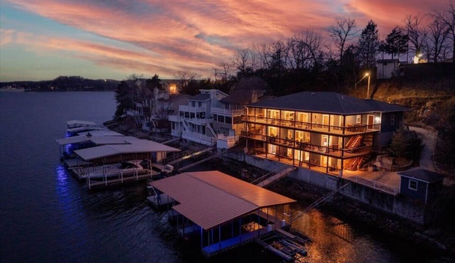 Sleeps 26 lakefront w/private dock & dance floor!