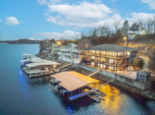 Sleeps 26 lakefront w/private dock & dance floor!