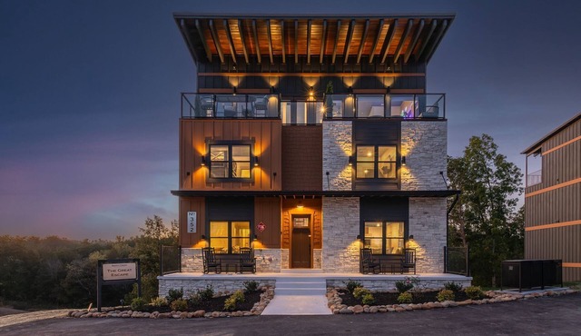 Sleeps 26 | Sky Deck | Arcade | Golf | Waterpark