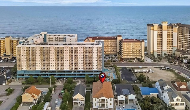 Sleeps 28 - Blue Whale: Pool, 12 BR & 4 Kitchens