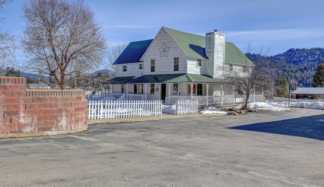 Sleeps 29! 9-bedroom 8-Bath 3-Kitchen, Historic McBride Farm in Garden Valley