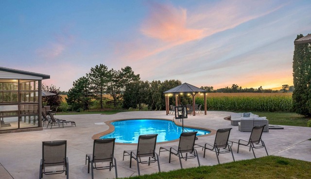 Sleeps 30 | Crew-Friendly | Pool & Hot Tub