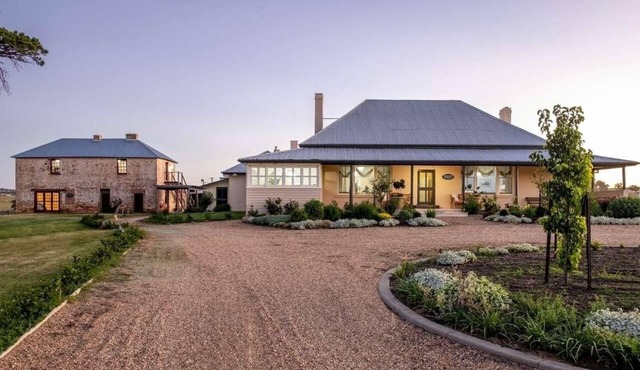 Sleeps 30 historical accommodation, small events,Country escape 2.5 hr to Sydney