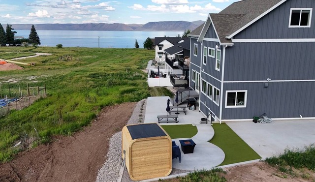 Sleeps 30 Hot Tub Sauna Pool Walk to Bear Lake Marina