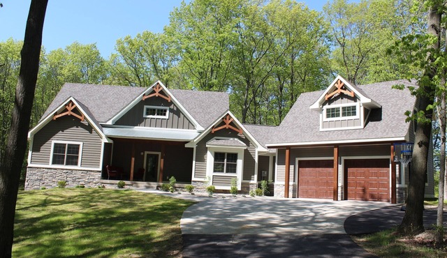 Sleeps 30! Large Pool, Hot Tub, Volleyball, Fire Pit, Pool Table, Foosball