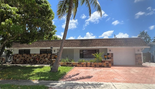 Sleeps 30 Large Heated Pool Home, 10 min to Hard Rock and 22 minutes to Beach