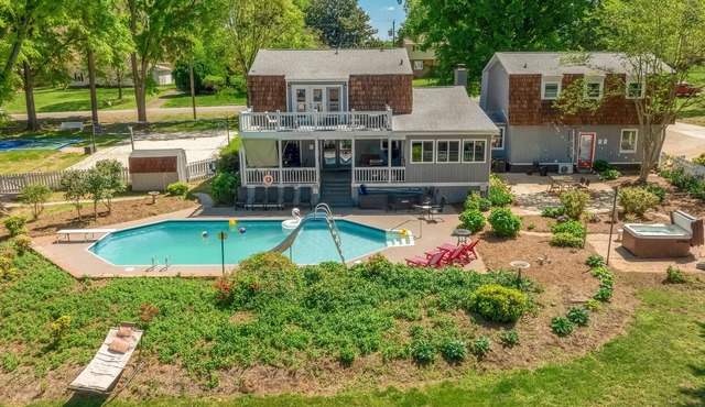 Sleeps 30!- Pool - Hot tub- Epic Game Room - Arcades - Pool Table - Lake Norman