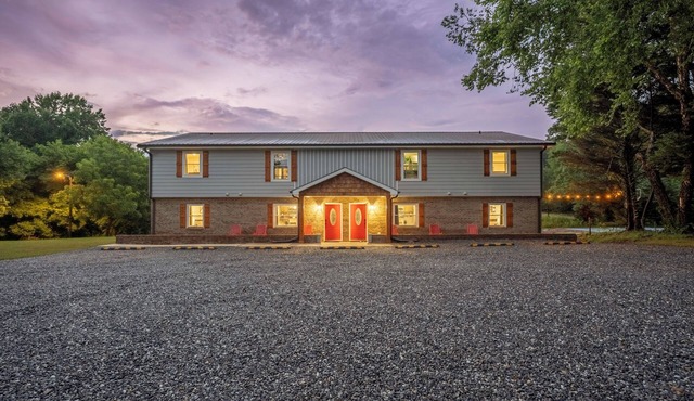 Sleeps 30! Themed Home w/Pool, Hot tub, Pond, Pickleball, Putt Putt, Arcades