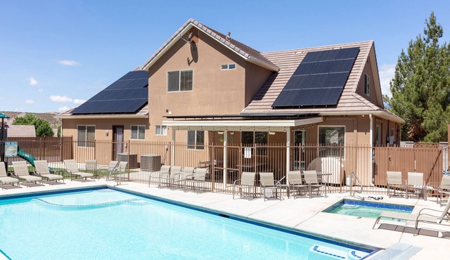 Sleeps 32! Great for Families, Private Fenced Pool, Spa/Hot Tub, Play Gym, BBQ