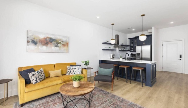 Sleeps 32, only 10 minutes to Broadway, 4 Condos Side-by-Side