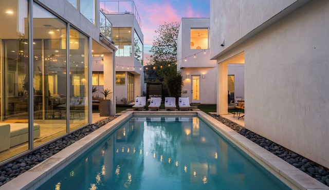 Sleeps 32, Private Compound w/Putting Green | Bouldin Collective by AvantStay