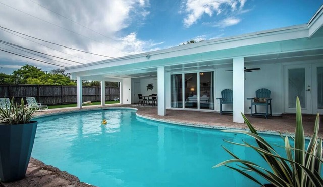 Sleeps 32 - Spectacular Adjoining Homes Waits