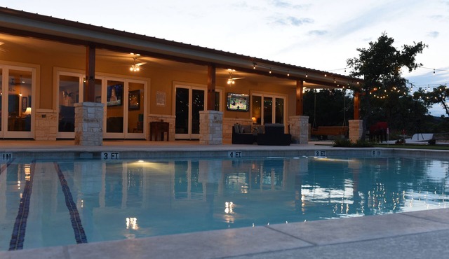Sleeps 33, Private pool & putting green,10 min from Garner State Park, Frio Riv.
