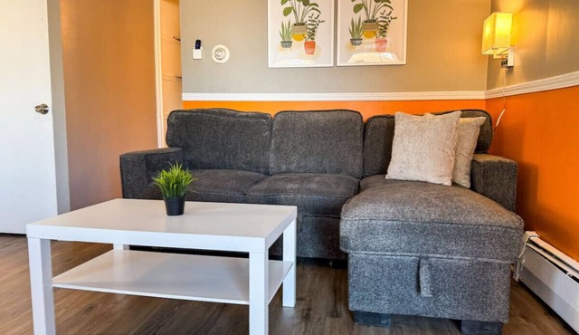 Sleeps 4! 1 Bedroom, 3 Beds w/Parking + WIFI