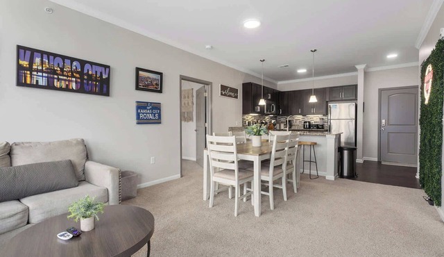 Sleeps 4 2 Bedroom Apt + KingBeds