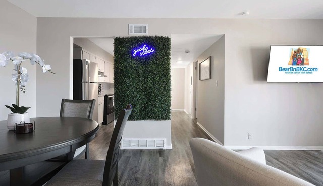 Sleeps 4, 2 BR w/Kings, Mins from KC Stadium